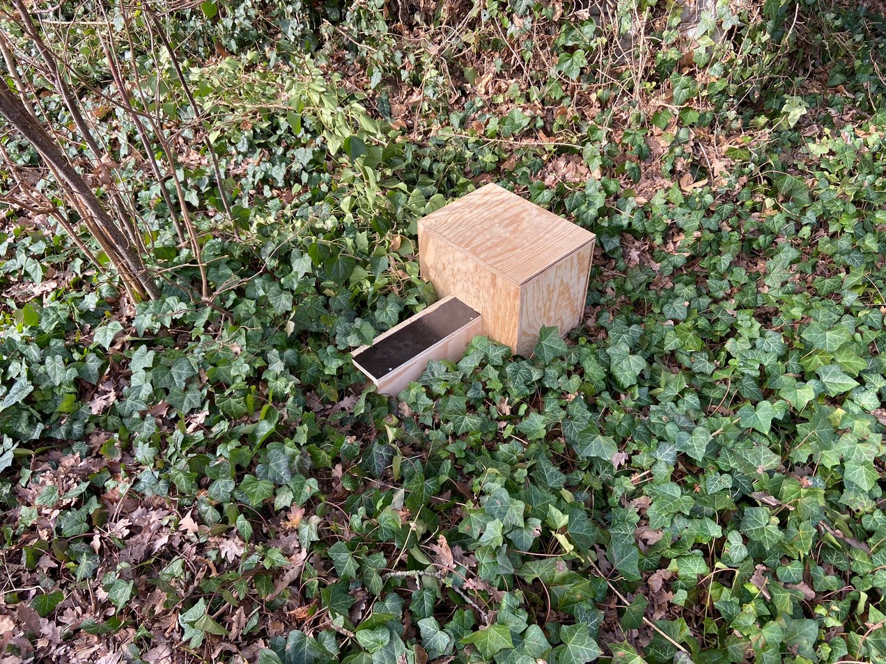 Een egelhuisje dat geplaatst wordt om egels een veilig heenkomen te bieden.